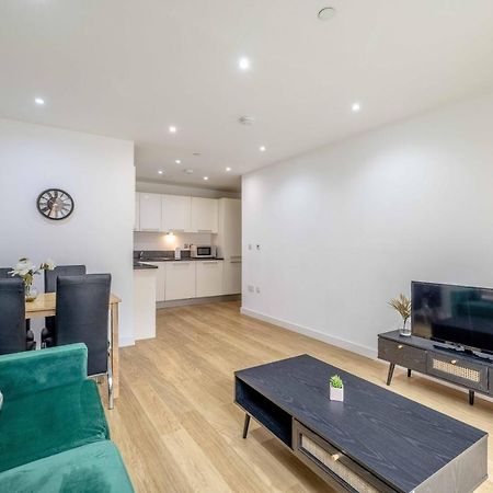 2 Bed At Slough Station & Parking - London In 20 Mins Appartement Buitenkant foto