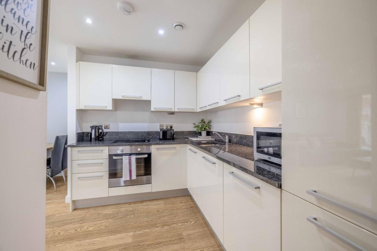 2 Bed At Slough Station & Parking - London In 20 Mins Appartement Buitenkant foto