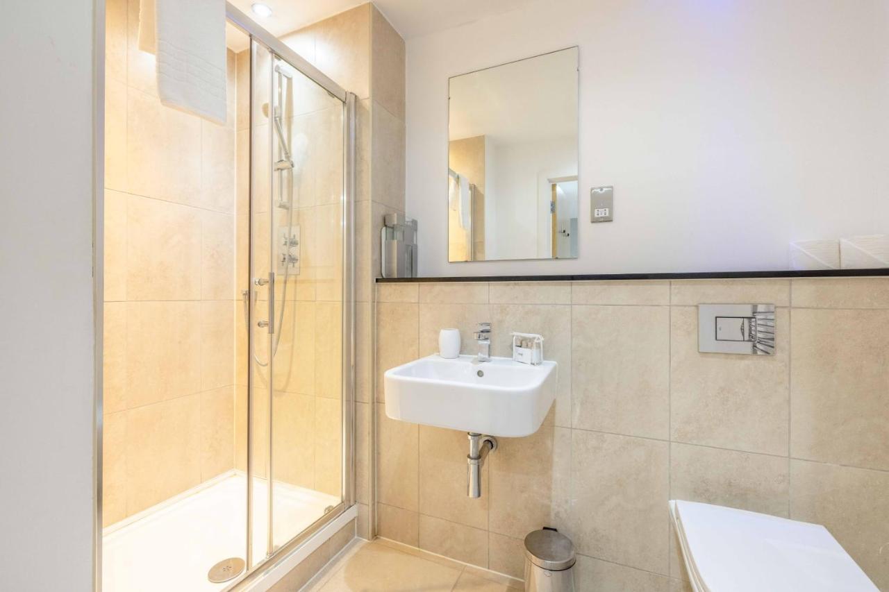 2 Bed At Slough Station & Parking - London In 20 Mins Appartement Buitenkant foto