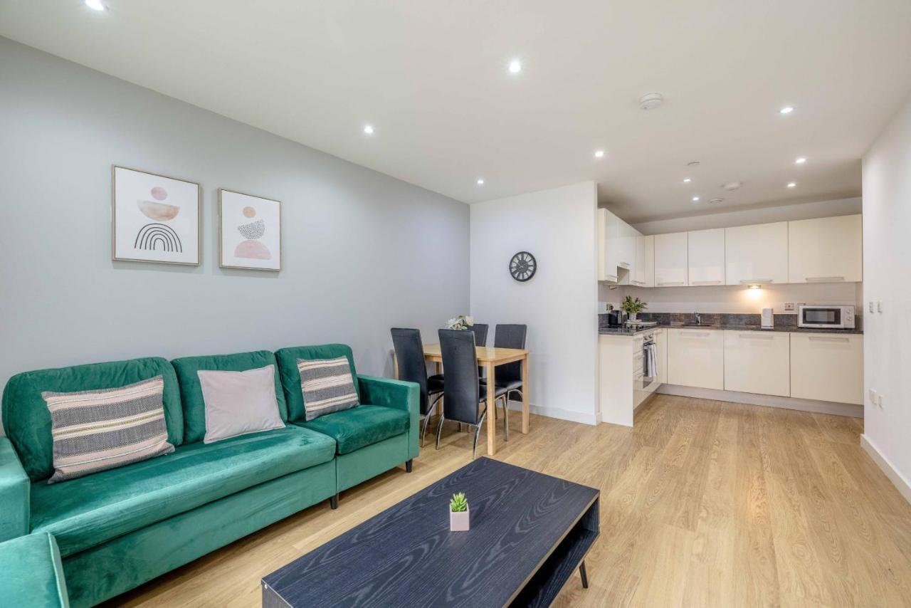 2 Bed At Slough Station & Parking - London In 20 Mins Appartement Buitenkant foto