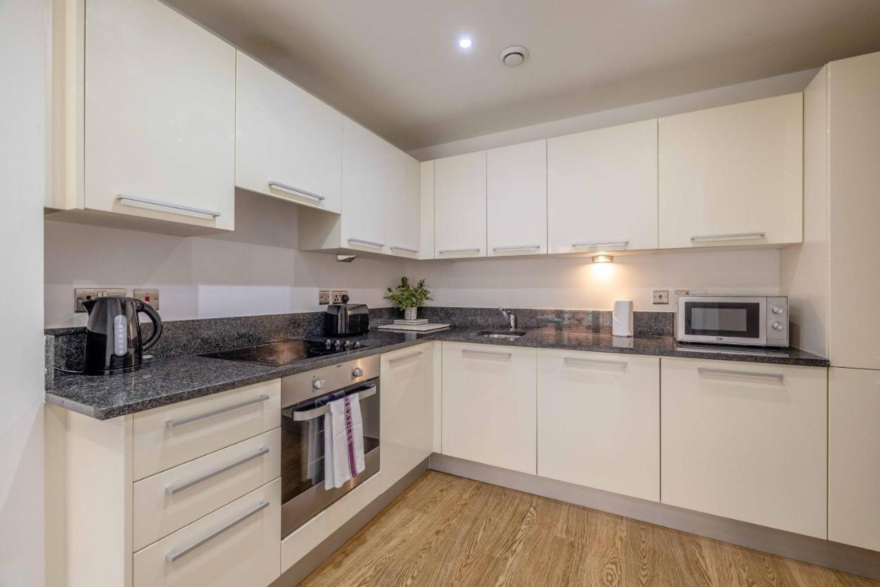 2 Bed At Slough Station & Parking - London In 20 Mins Appartement Buitenkant foto