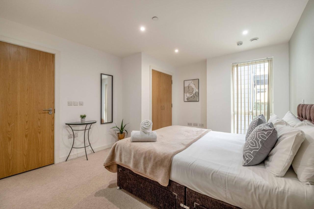 2 Bed At Slough Station & Parking - London In 20 Mins Appartement Buitenkant foto