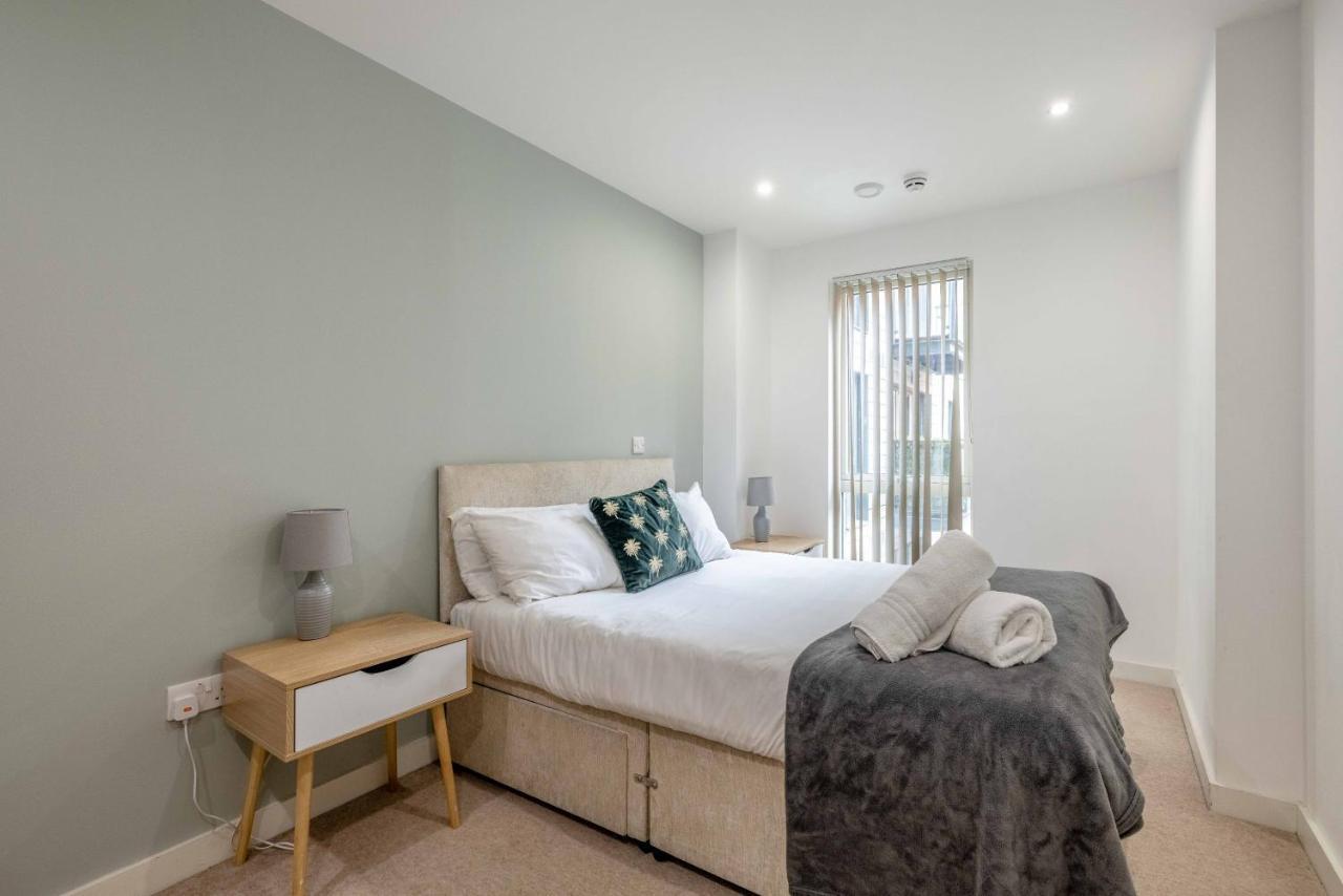 2 Bed At Slough Station & Parking - London In 20 Mins Appartement Buitenkant foto