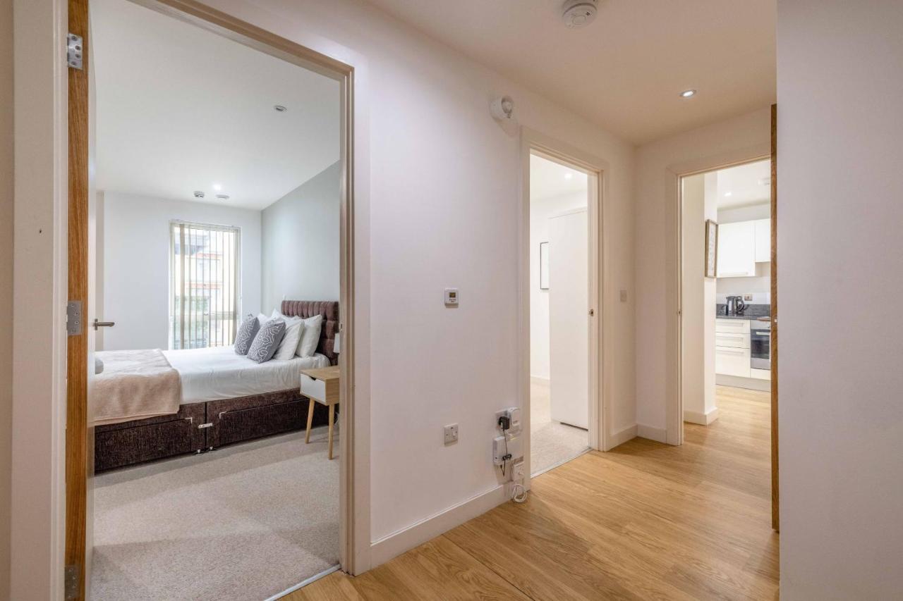 2 Bed At Slough Station & Parking - London In 20 Mins Appartement Buitenkant foto