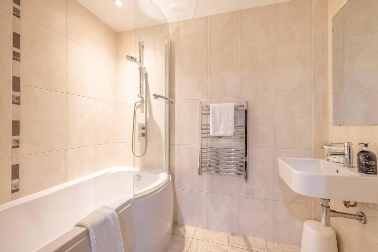 2 Bed At Slough Station & Parking - London In 20 Mins Appartement Buitenkant foto
