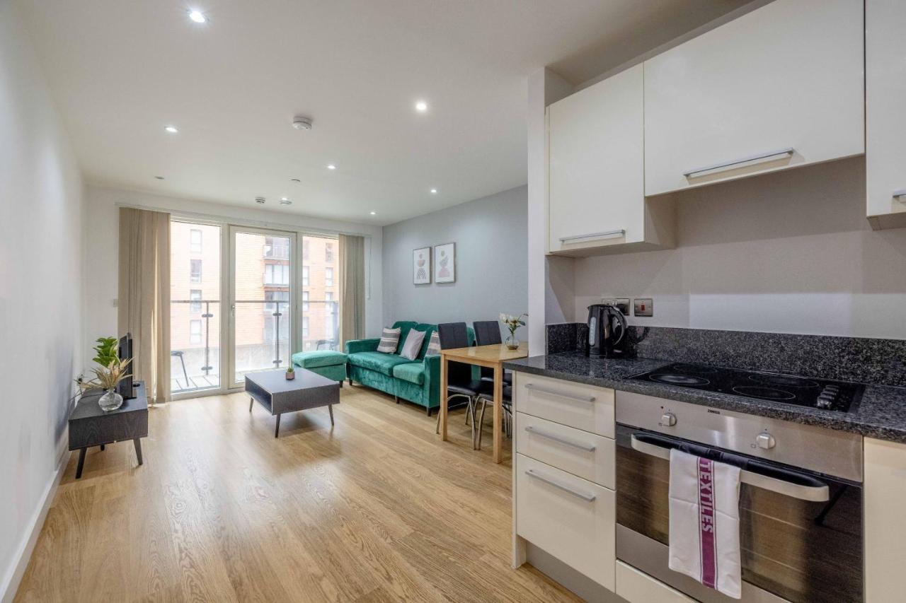 2 Bed At Slough Station & Parking - London In 20 Mins Appartement Buitenkant foto