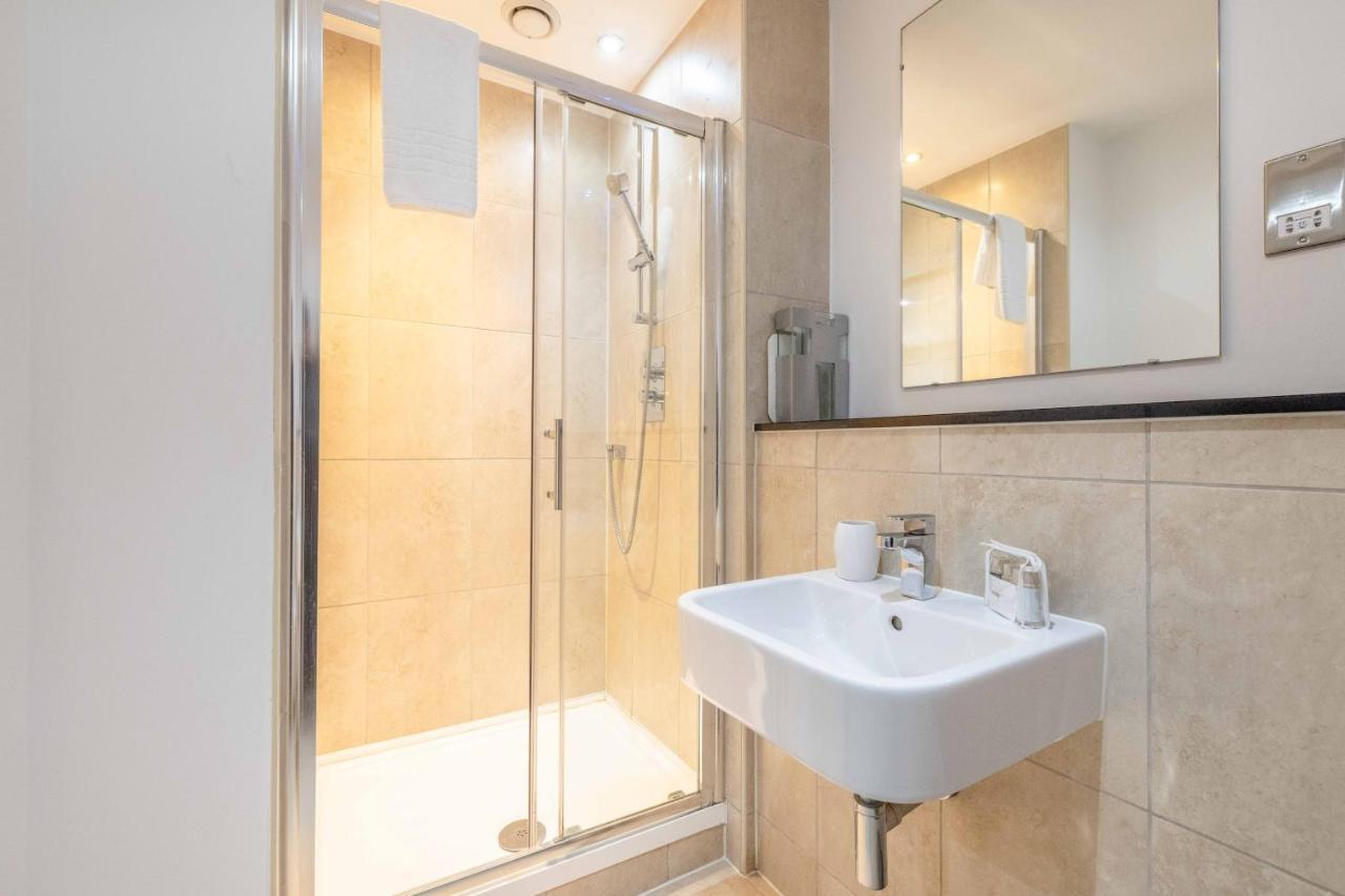 2 Bed At Slough Station & Parking - London In 20 Mins Appartement Buitenkant foto